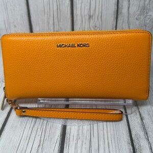 BRAND NEW Michael Kors Jet Set Leather Continental Wristlet